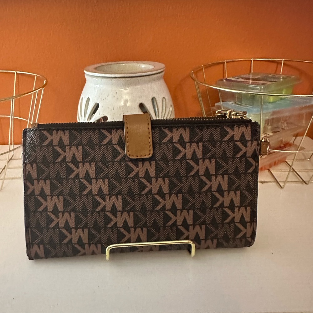 Michael Kors Brown MK Logo Zip Wallet - Picture 2 of 13